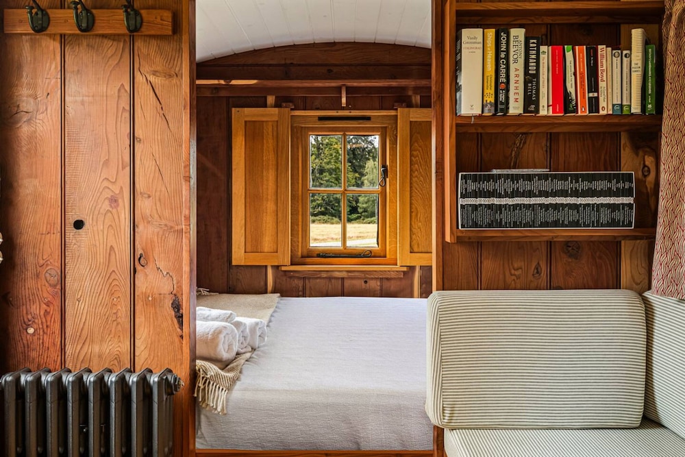Quercus Redwood - Sleeps 4 - From 375 Per Night