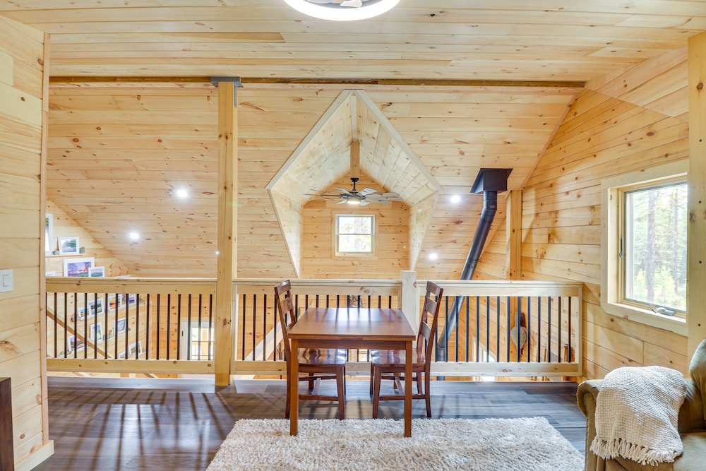 Secluded Cabin w/ Mtn Views ~ 33 Mi to Bigfork!