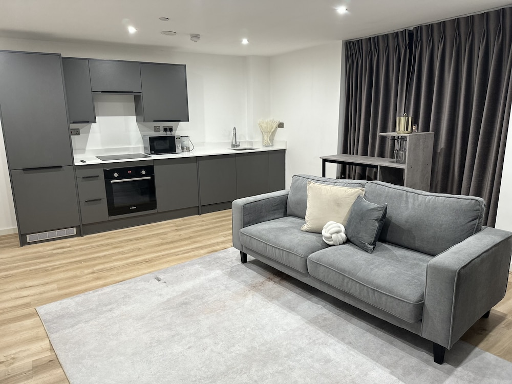 Immaculate 2-bed Apartment in Birmingham view 4