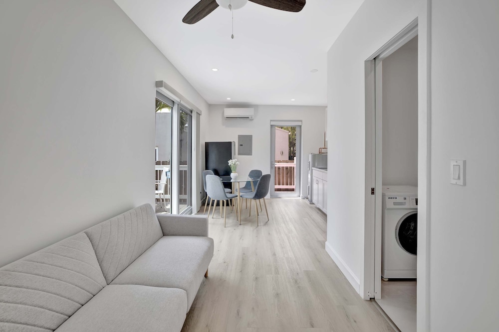 Sunshine Getaway Sleeps 4!