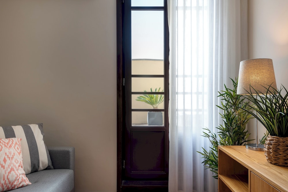 Rivol2 · Wonderful 1BR Next to Rivoli Theatre