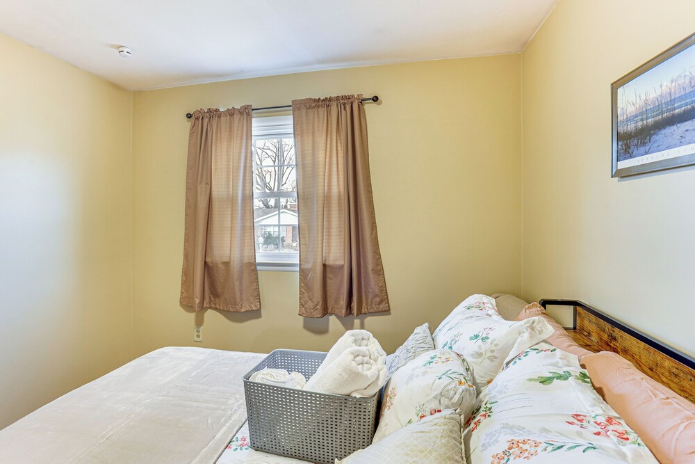 3 Mi to Berkshire Mall: Suburban Stay w/ Yard!