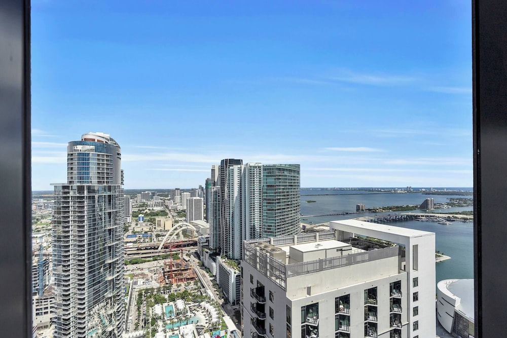 Luxury 1BR Penthouse, Bay & City Views Downtown