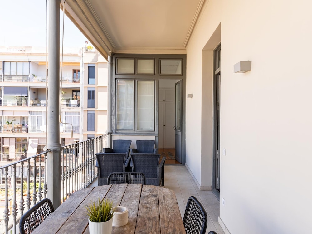 Apartamento de Tres Habitaciones con Terraza 21B