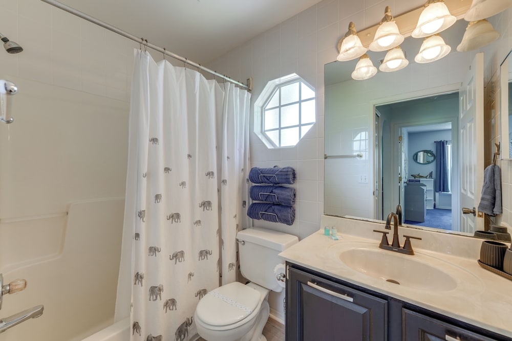 Swim, Golf & Explore: Family Gem in Davenport!