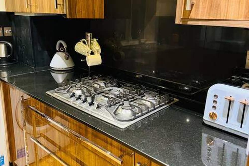3-bed Central Apartment - Sleeps 8 & Free Parking