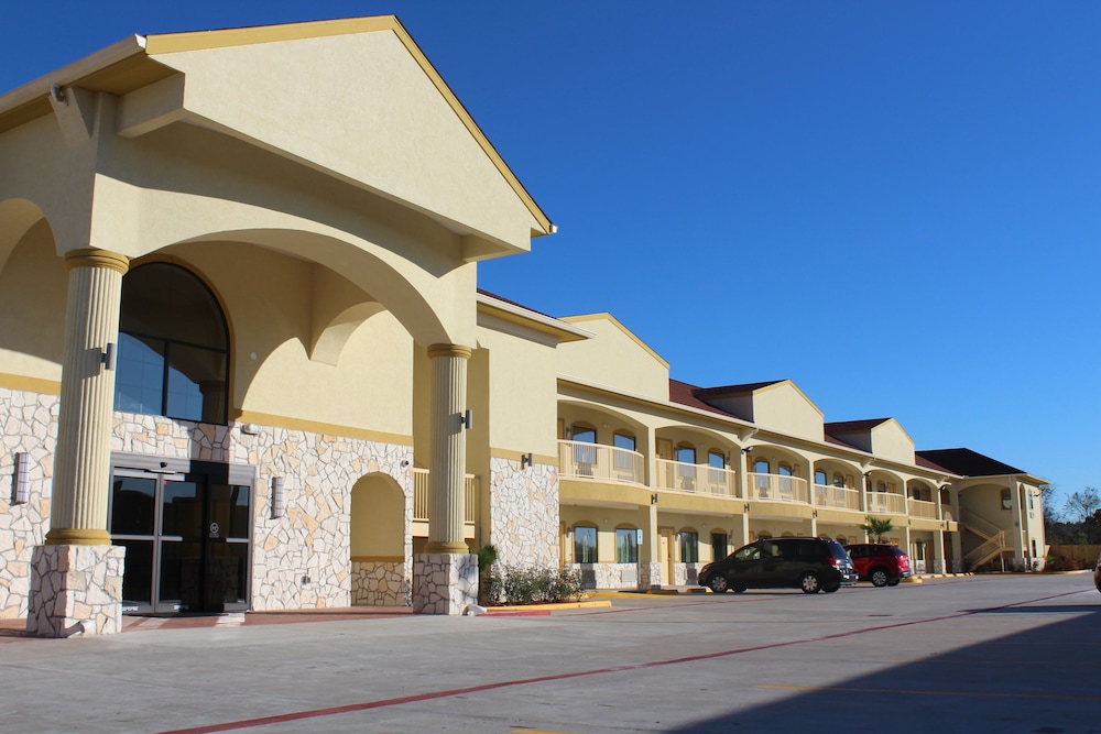 Hotel Express Inn & Suites - Bush Airport - Image 1