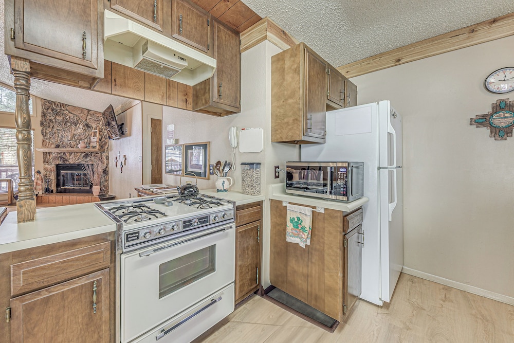 1 Mi to Downtown Ruidoso: Peaceful Forested Cabin!