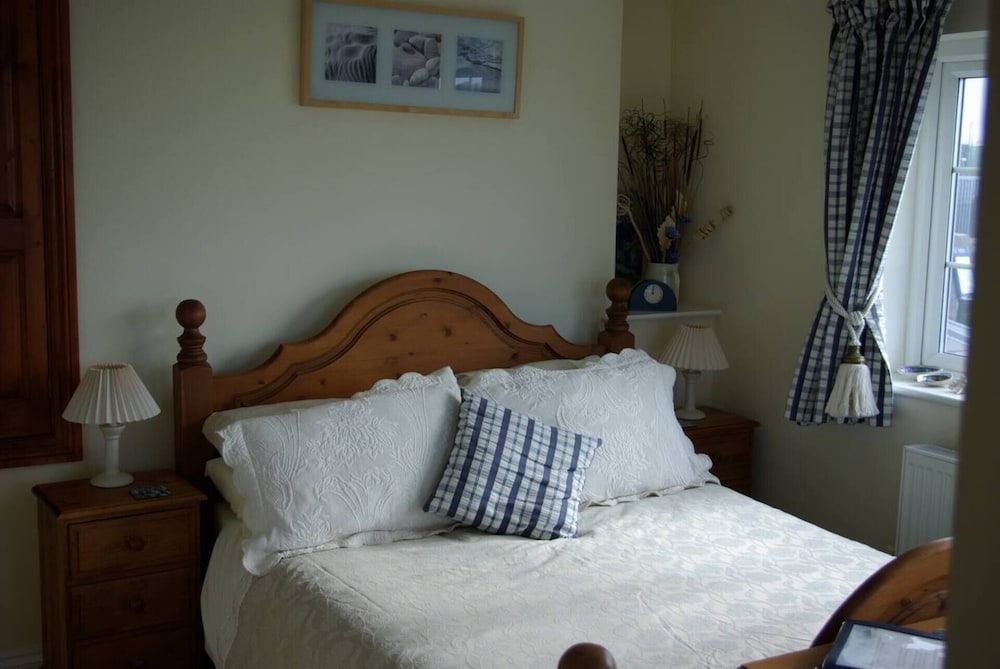 1-bed Cottage on Coastal Pathway in South Wales view 2