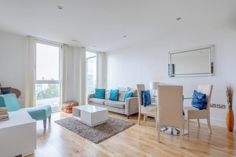 Sleek & Sunny 1BD Flat Near Greenwhich - Deptford!