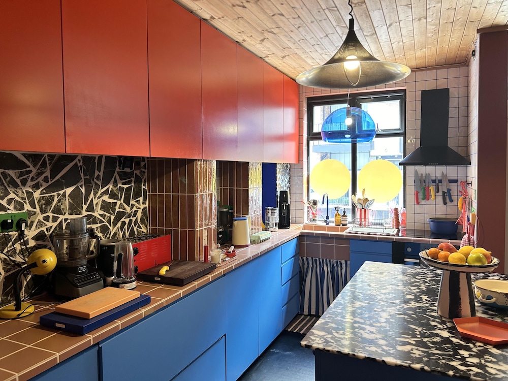 Klein House Clapton Sleeps 2-piano-patio-mirrorbed