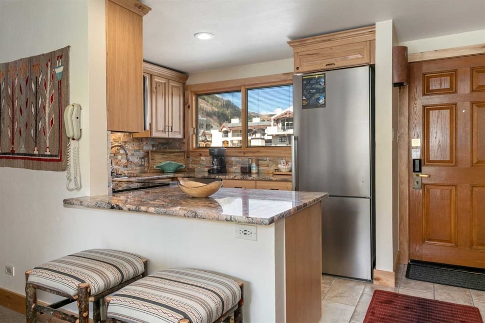Spacious 3 Bedroom Condo in Lionshead Village - 100 Yards to Lift, Pool, hot Tub!
