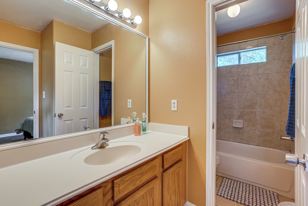 11 Mi to Dtwn Houston: Pet-friendly Home w/ Yard!
