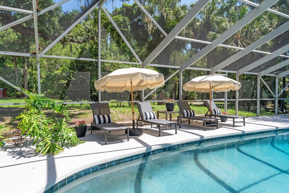 Designer Pet-friendly Retreat With Heated Pool 5 Bedroom Home