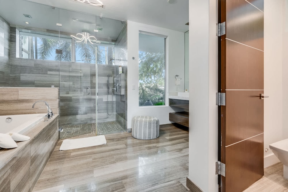 Modern Waterfront Mansion in the Heart of Las Olas Minutes From the Beach