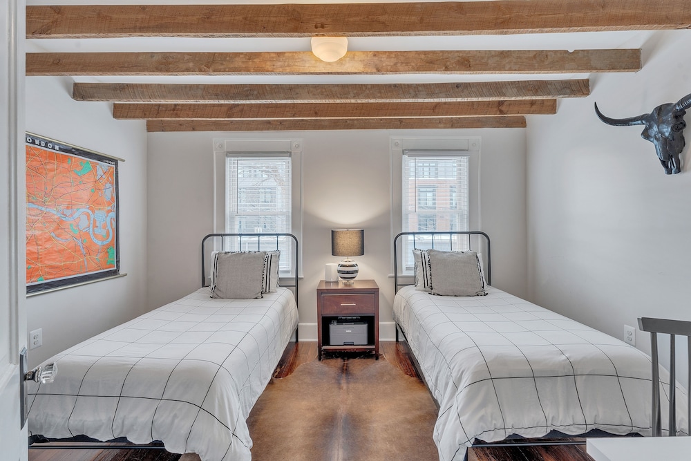 Chez Old Town Walk To Shops Metro & Waterfront 2 Bedroom Townhouse