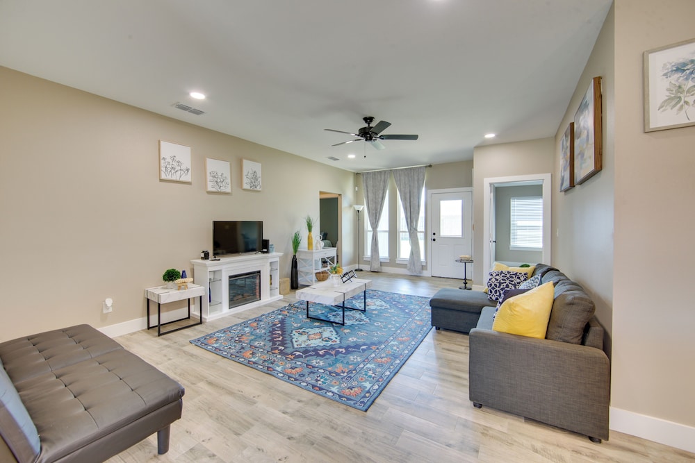 8 Mi to State Park: Home w/ Fenced Yard in Lindale