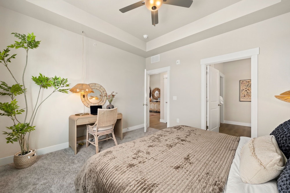 The Landmark 2 King Beds, Garage & Fireplace
