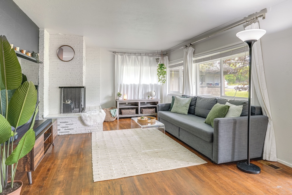 1 Mi to UO Campus - Family Home w/ Pool Table!