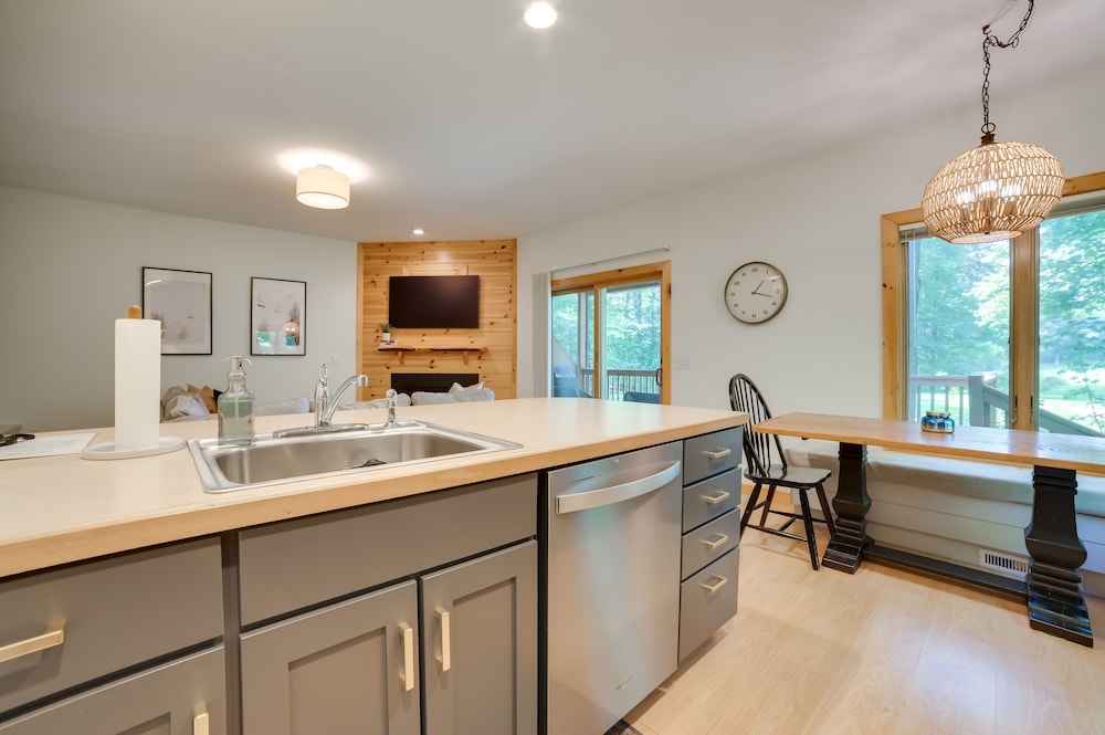 Modern Bellaire Condo: Pool Access, Near Skiing! view 4