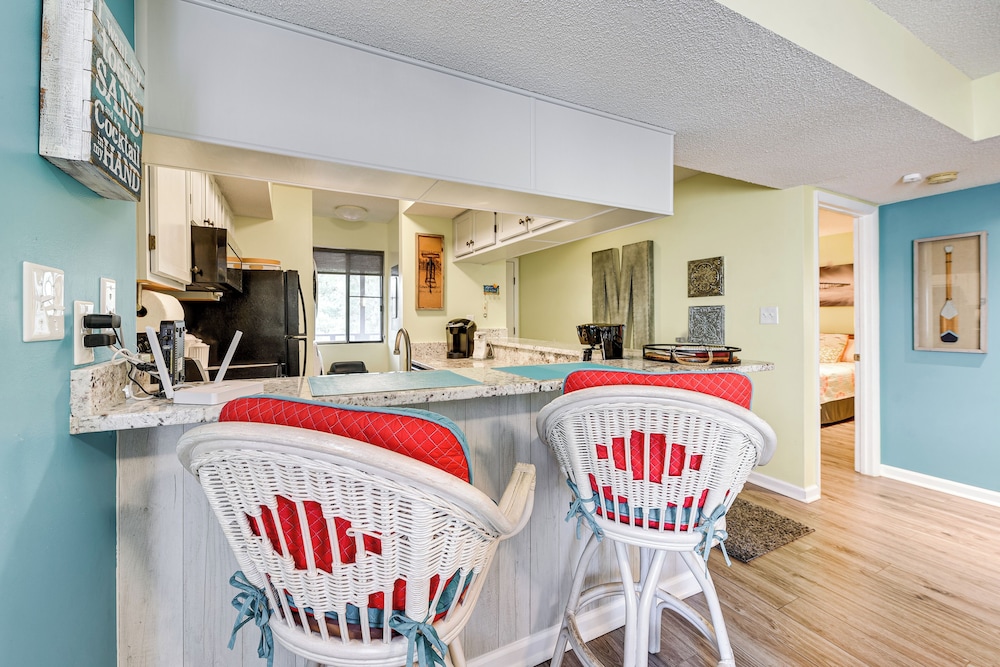 1 Mi to Coast: Myrtle Beach Condo w/ Balconies!