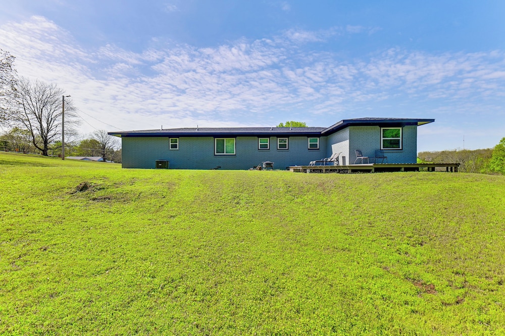 5 Mi to Lake Texoma: Wooded Retreat on 3 Acres!