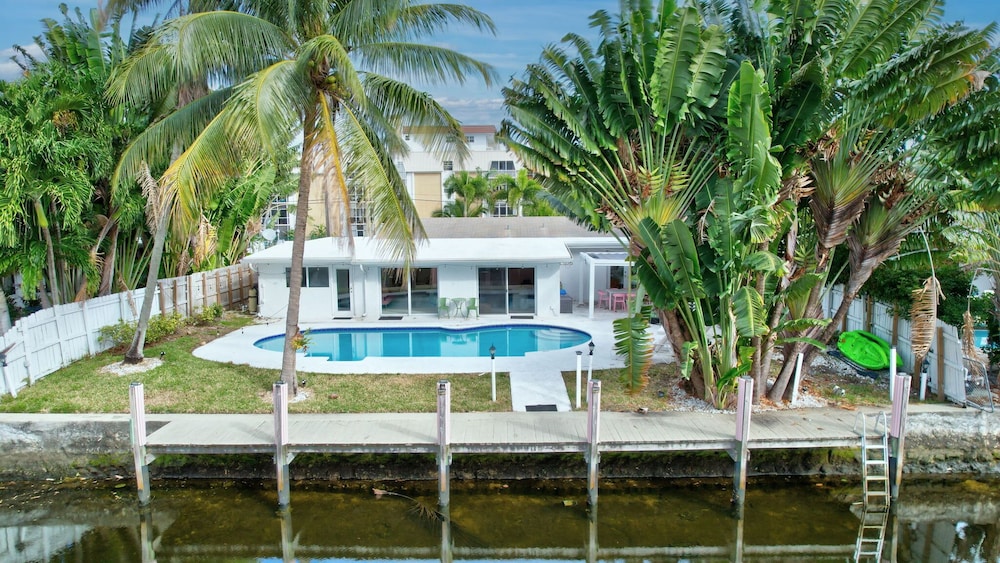 Poolside Paradise Dock & Pool!