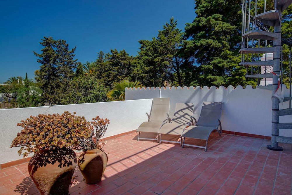 Casa Ninho Spacious 5 Bedroom Villa in an Enviab