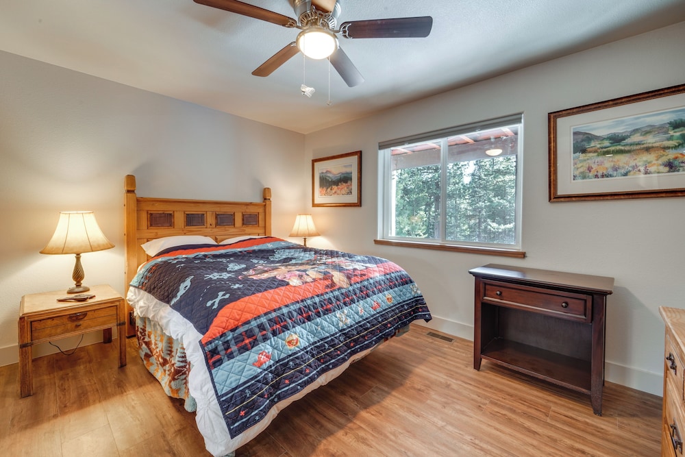 Near Downhill Ski Resort! Hot Tub Haven in Truckee