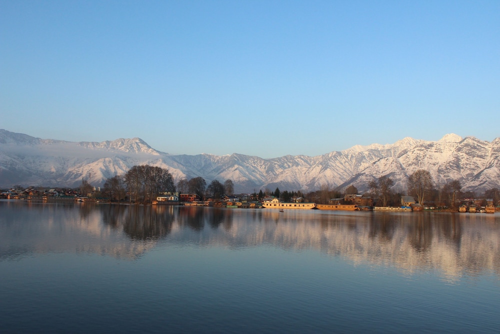 Wangnoo Houseboats view 3
