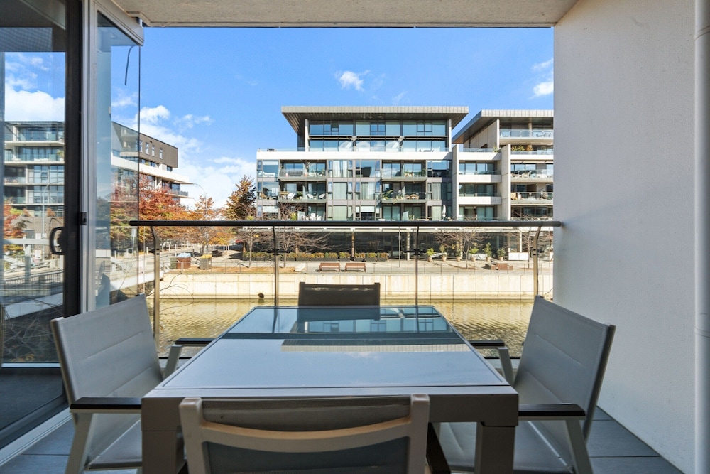 Spacious Lakefront Apartment With Pool Access