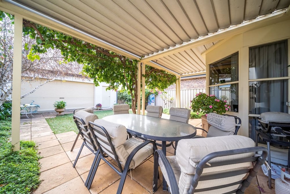 Glenelg Beach Stylish 2 Story Townhouse Sea View