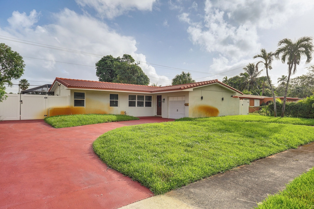 Backyard Oasis: Fort Lauderdale Home Near Beach