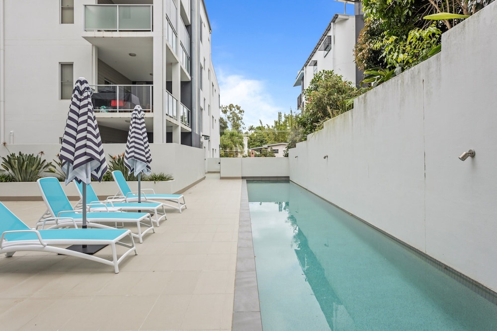 Central Cosy 2-bed With Pool and Near QUT & CBD