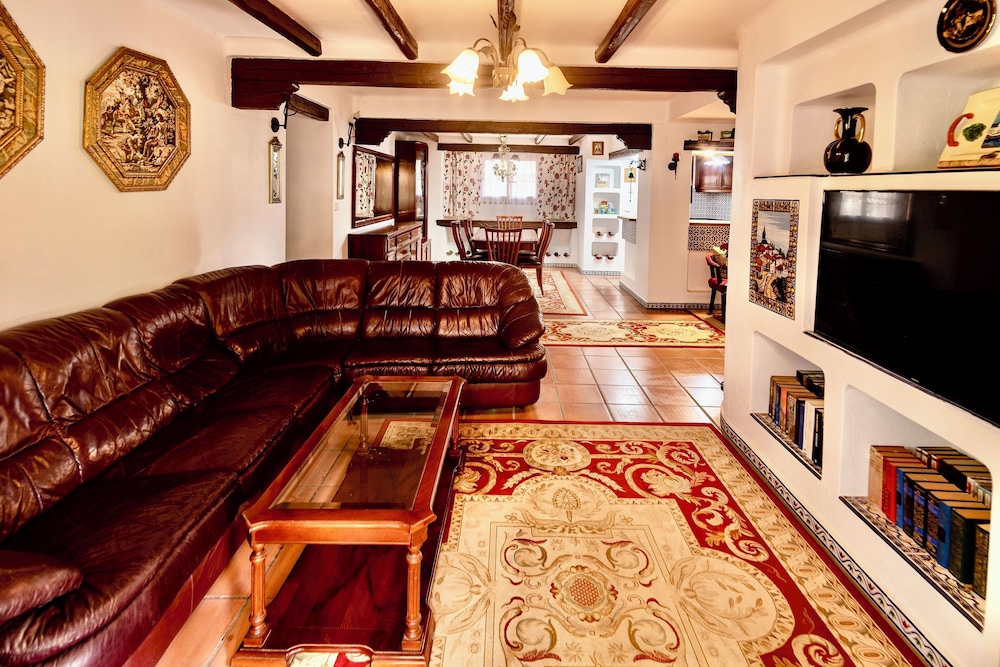 Comfortable Spacious Family House, Large Terrace and Garden, Beach and Bars