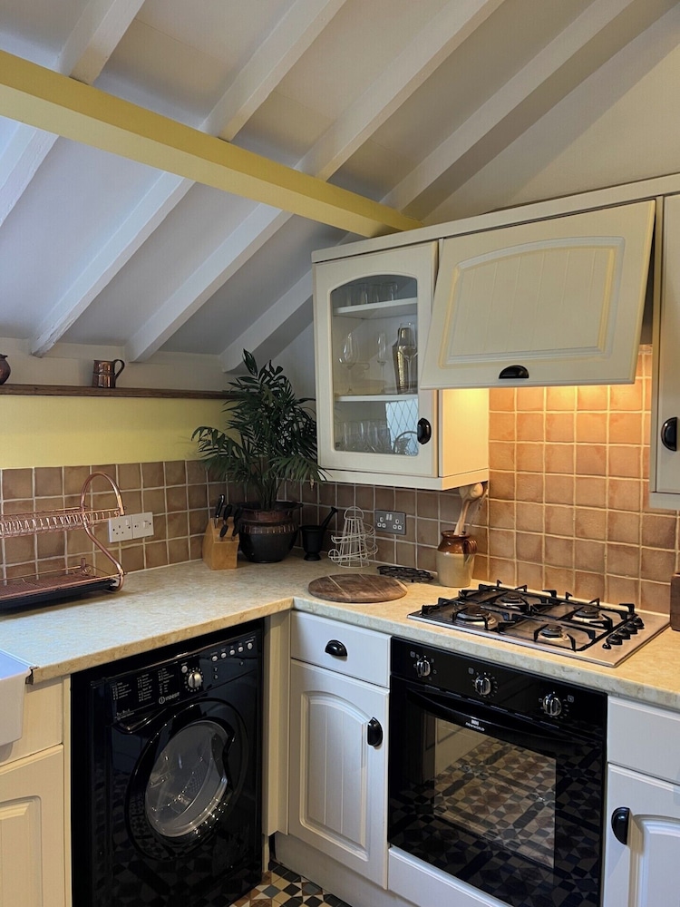 Local Pubs, Walking Routes, Cottage w Parking