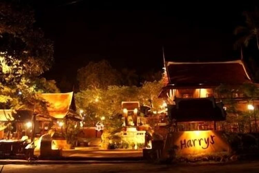 Harry's Bungalows & Restaurant