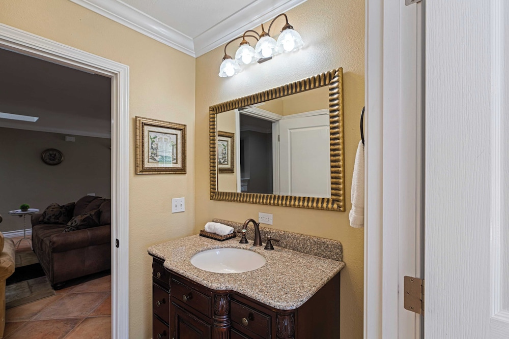 Victorian Manor In Paso Robles Wine Country + Pool, Hot Tub, Firepit, Tennis Court Sleeps 28