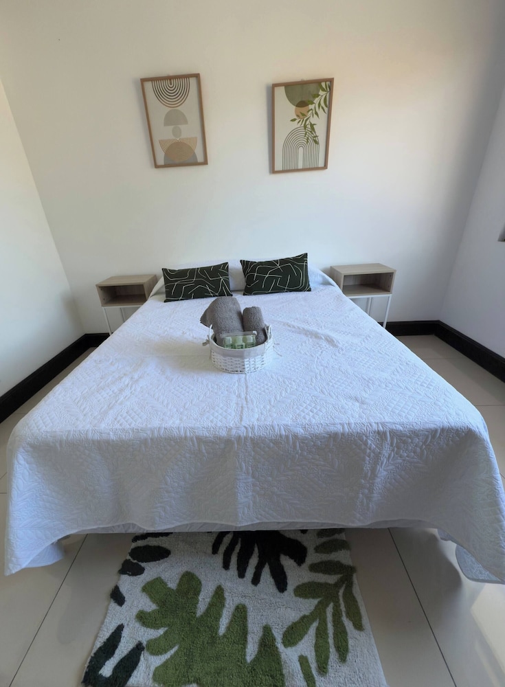 Fully Equipped 3 Beds 2 Cars 20-min Airport