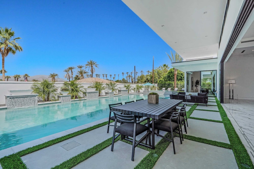 Sleeps 31 2 Luxury Villas w/ Pool + Spa, Putting Green Bravo by Avantstay