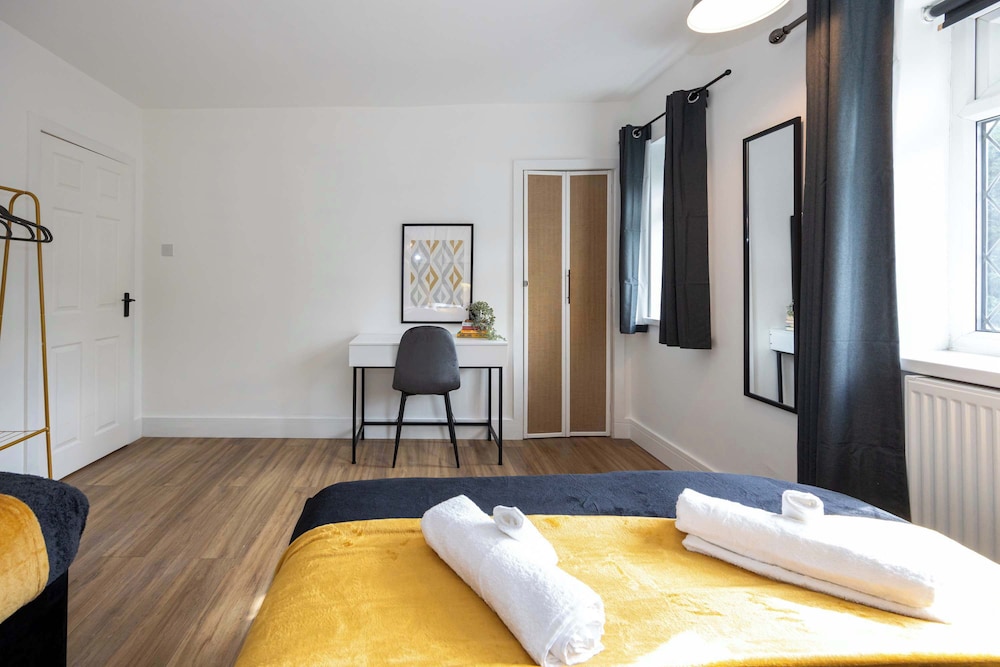 Spacious Apartment Near MCR Airport