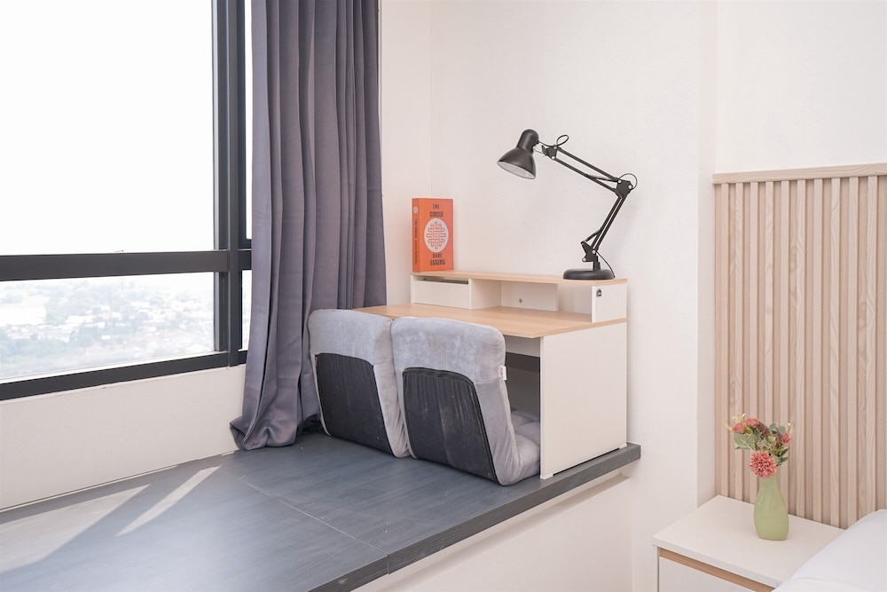 Warm Cozy Studio Room at Collins Boulevard Apartment