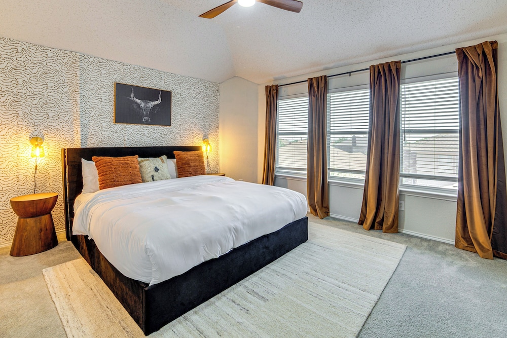 Game Room, Hot Tub & Pool! Grand Prairie Getaway
