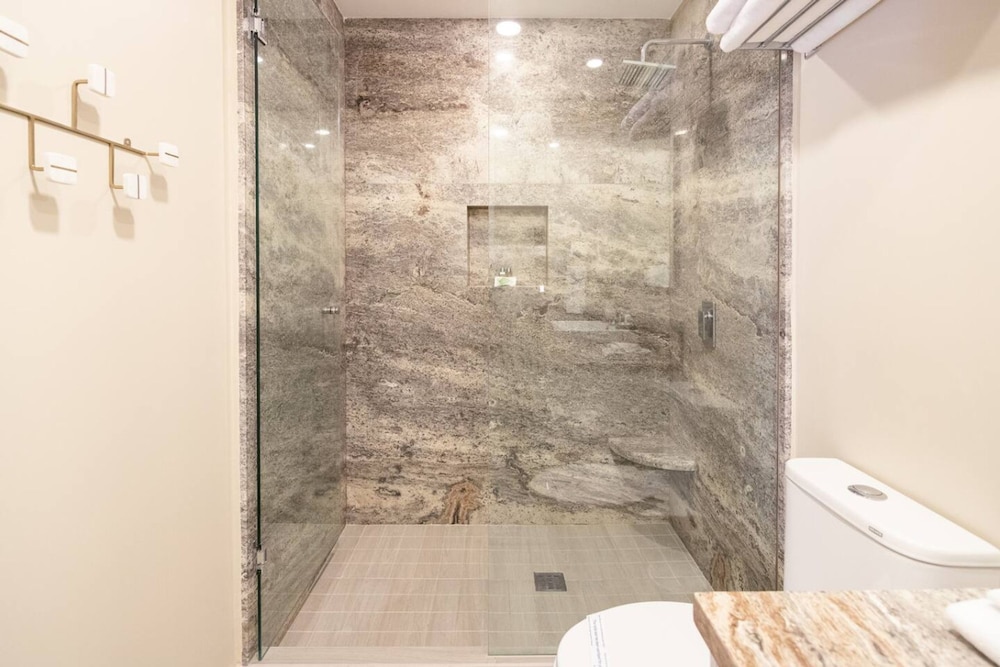 Beachy Condo - 2BR 2B