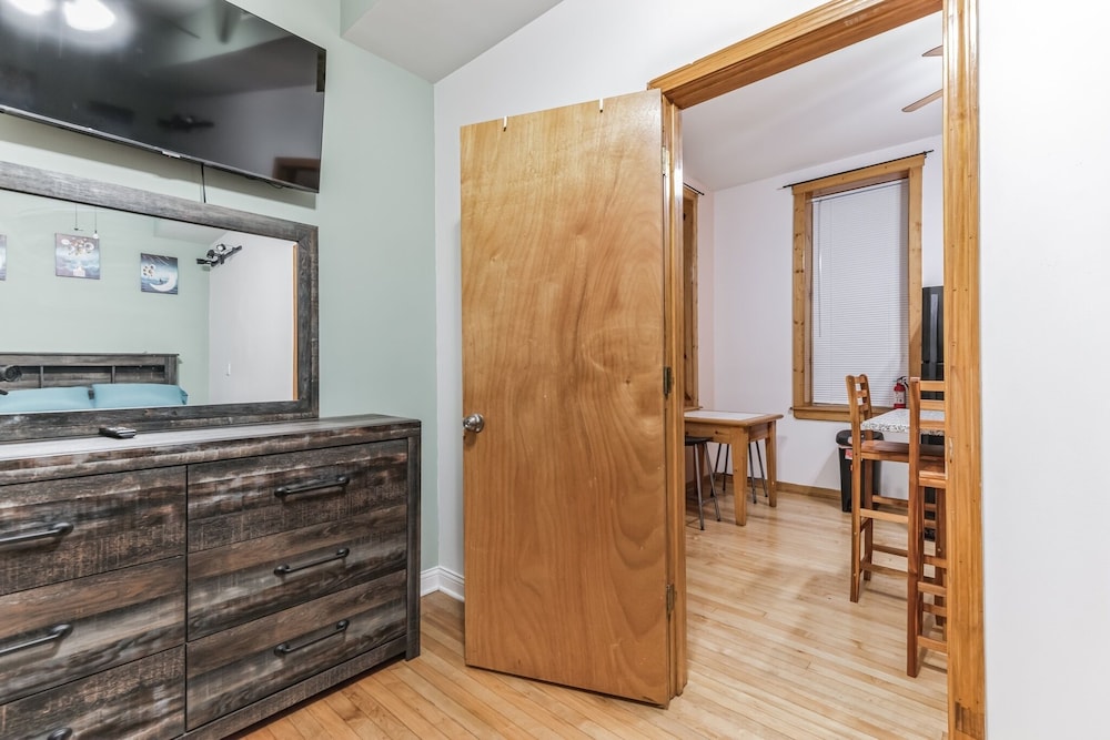 Chic Chicago Retreat 2 Bedroom Home by RedAwning view 5