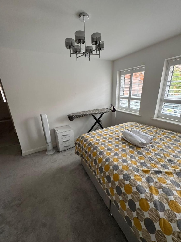High END Spacious 4 Bed House - Free Parking