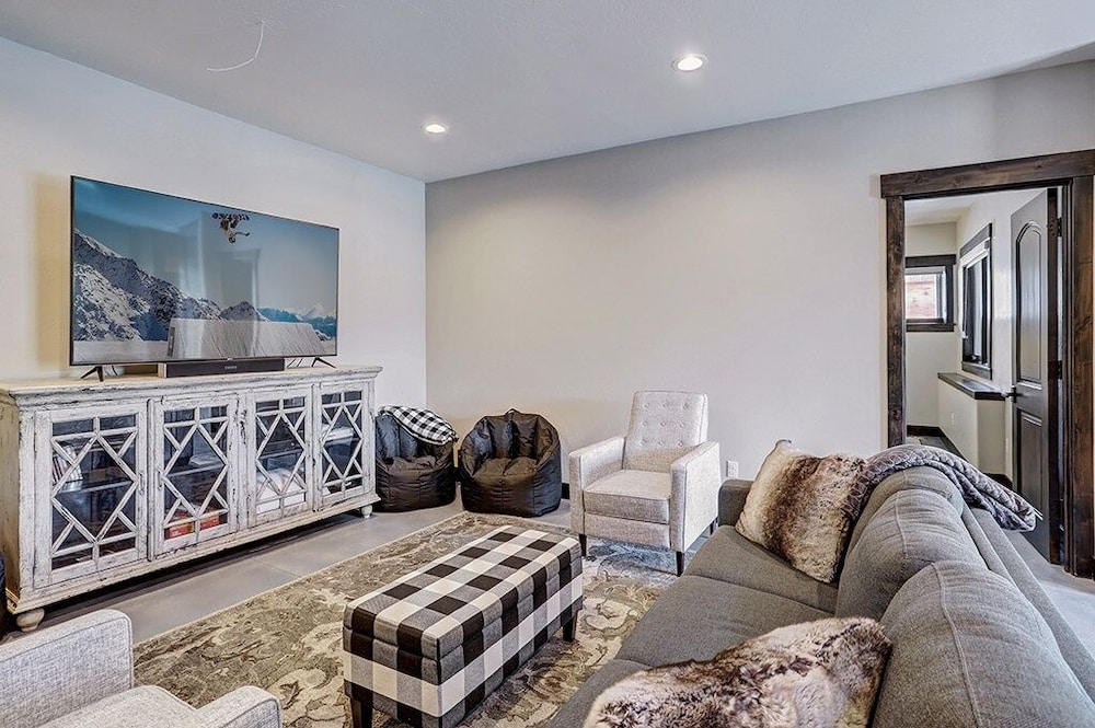 Shadows Summit 3 Bedroom Home by RedAwning view 2