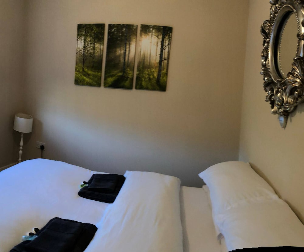 Room-cozy Sheffield Guest Room With Shar
