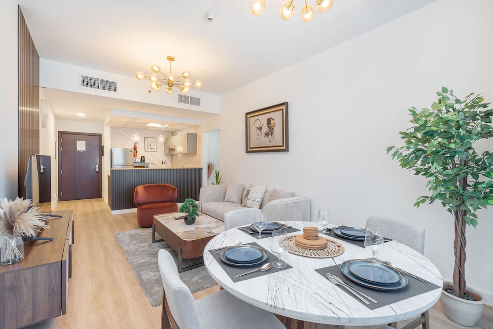 Cozy 1BR Gem in Marina With City Views