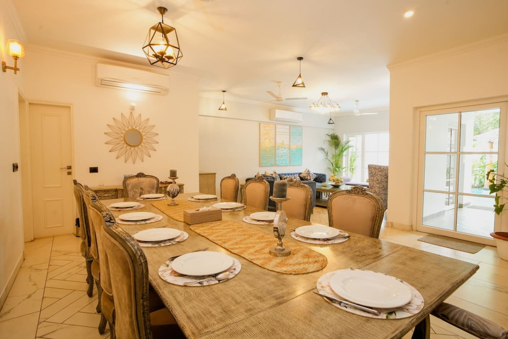 Villa Bauhinia - 5bhk With Pool 10 Mins to Beach